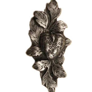 Strawberry w/Leaves Knob 436